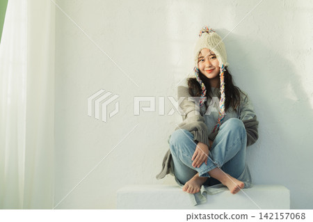 一位戴著針織帽的女士的肖像 142157068
