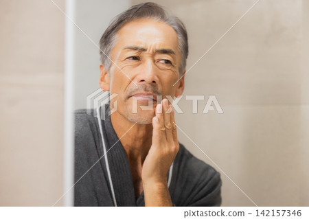 老人困擾著看著鏡子 老人困擾著看著鏡子 142157346