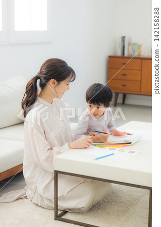 家長和孩子一起畫 家長和孩子一起畫 142158288