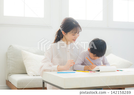 家長和孩子一起畫 家長和孩子一起畫 142158289