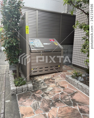 日本公寓大樓的院子安裝了大型不銹鋼垃圾收集箱 日本公寓大樓的院子安裝了大型不銹鋼垃圾收集箱 142158486