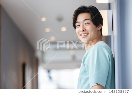 二十多歲男子的肖像，笑容燦爛。 142158537