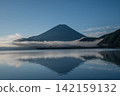 從本棲湖望去，富士山籠罩在雲霧之中。 142159132