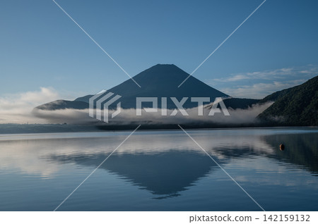 從本棲湖望去,富士山籠罩在雲霧之中。 從本棲湖望去,富士山籠罩在雲霧之中。 142159132