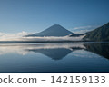 清晨，從本棲湖眺望富士山倒映在湖面上的景象，富士山被莢狀雲遮蔽。 142159133