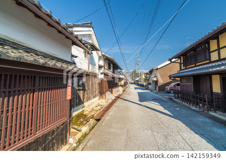 [Important Preservation District for Groups of Traditional Buildings] Spring scenery of Nagahara-cho Street, Hachiman, Omihachiman City, Shiga Prefecture (Part 2) 142159349