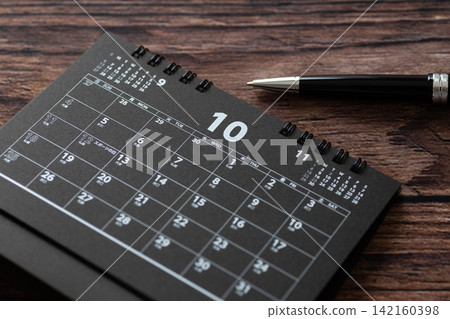 十月黑色日曆 142160398