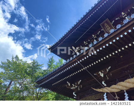 The main gate of Ishizuchi Shrine's Kuchinomiya main shrine | Saijo City, Ehime Prefecture The main gate of Ishizuchi Shrine's Kuchinomiya main shrine | Saijo City, Ehime Prefecture 142163521