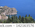 “西西里島的海岸和城鎮風光 | 俯瞰蔚藍地中海的意大利南部景色” 142163576