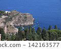 “蔚藍的地中海和西西里島的懸崖峭壁 | 義大利南部令人驚嘆的海岸風光” 142163577