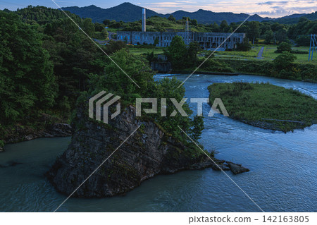 昔日的北丹清水澤火力發電廠遺址靜靜地矗立在夕張川沿岸，周圍環繞著寧靜的自然景觀。 142163805