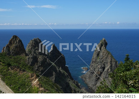 沙科坦藍水與嶙峋山脈交相輝映,景色壯麗。 沙科坦藍水與嶙峋山脈交相輝映,景色壯麗。 142164015
