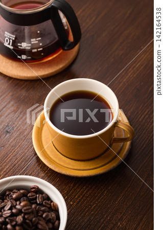 coffee poured into a cup 142164538