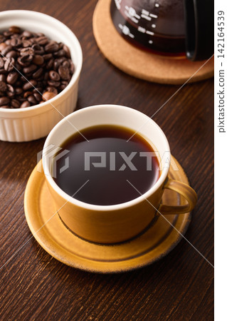 coffee poured into a cup 142164539