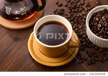 coffee poured into a cup 142164540