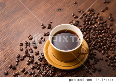 咖啡倒入杯子 咖啡倒入杯子 142164543