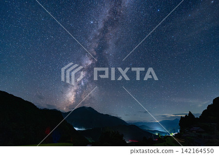銀河、星空、星系、夜空、山脈、山脈、星景、長曝光、夏季、壯麗景色、大自然 142164550