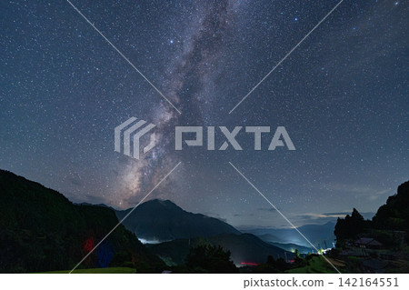 銀河、星空、星系、夜空、星景、山脈、山脈、夏季、夜晚、風景、大自然、壯麗景色 銀河、星空、星系、夜空、星景、山脈、山脈、夏季、夜晚、風景、大自然、壯麗景色 142164551