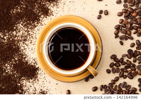 咖啡倒入杯子 咖啡倒入杯子 142164996