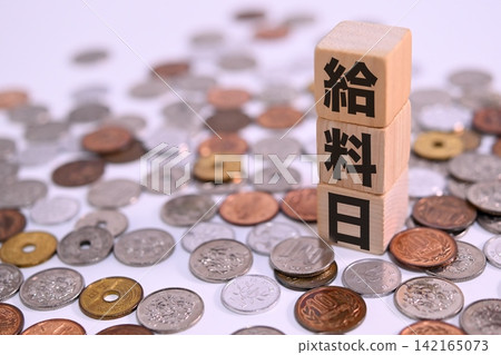 Payday text and Japanese yen coins Payday text and Japanese yen coins 142165073