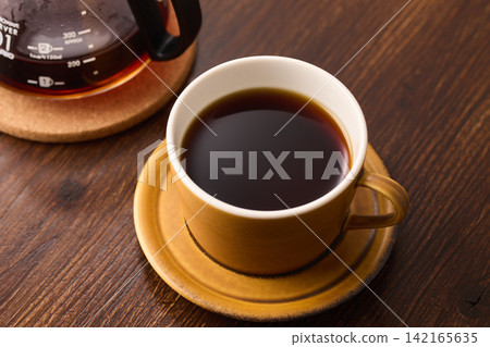 咖啡倒入杯子 咖啡倒入杯子 142165635