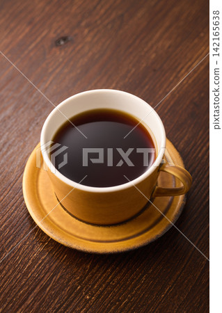咖啡倒入杯子 咖啡倒入杯子 142165638