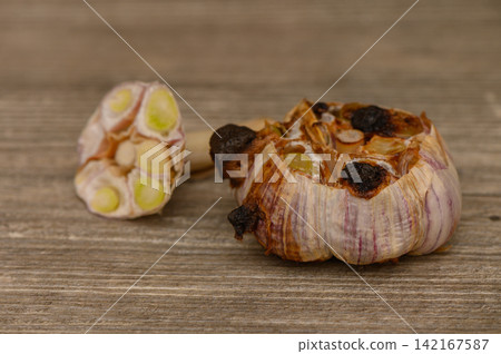 Cross-Section and Whole Roasted Garlic Bulbs Cross-Section and Whole Roasted Garlic Bulbs 142167587