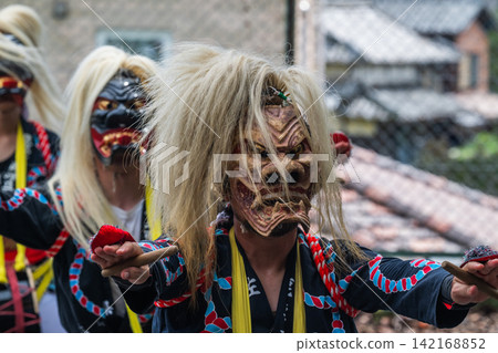 Haha-ga-ura Men-Furiyu - A traditional performing art of Kashima, Saga Prefecture. Haha-ga-ura Men-Furiyu - A traditional performing art of Kashima, Saga Prefecture. 142168852
