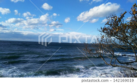 海浪和天空波濤洶湧 海浪和天空波濤洶湧 142169019