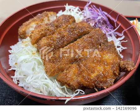 Nagano-style katsudon (pork cutlet rice bowl with sauce) 142169096