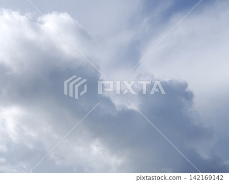 天空看起來像是要下雨了。 天空看起來像是要下雨了。 142169142