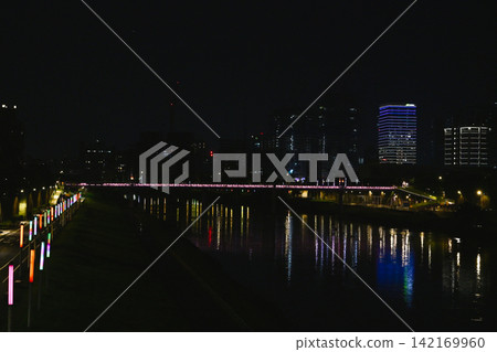 從台灣台北彩虹橋上看到的夜景 從台灣台北彩虹橋上看到的夜景 142169960