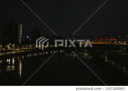 從台灣台北彩虹橋上看到的夜景 從台灣台北彩虹橋上看到的夜景 142169961