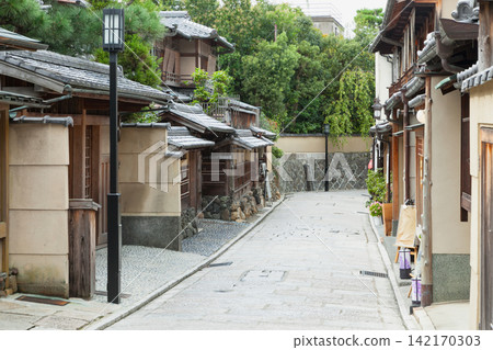 京都東山一條鵝卵石鋪就的街道，構成了一幅寧靜的街景。 142170303