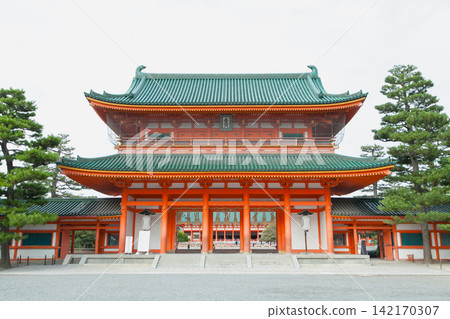 A view of the Otenmon Gate of Heian Shrine in Kyoto, seen from the front. A view of the Otenmon Gate of Heian Shrine in Kyoto, seen from the front. 142170307
