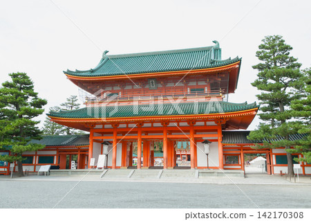 The view of the Otenmon Gate and the wide approach to Heian Shrine in Kyoto. The view of the Otenmon Gate and the wide approach to Heian Shrine in Kyoto. 142170308