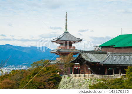 The three-story pagoda of Kiyomizu-dera Temple and the mountains of Kyoto The three-story pagoda of Kiyomizu-dera Temple and the mountains of Kyoto 142170325