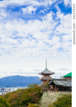 The three-story pagoda of Kiyomizu-dera Temple and the view of Kyoto under a clear blue sky. 142170331