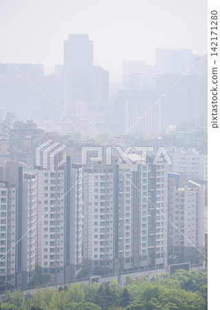Thick smog and pollution covering cityscape of Seoul capital, of South Korea Thick smog and pollution covering cityscape of Seoul capital, of South Korea 142171280