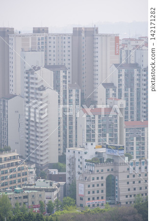 Thick smog and pollution covering cityscape of Seoul capital, of South Korea Thick smog and pollution covering cityscape of Seoul capital, of South Korea 142171282
