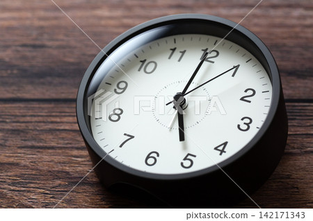 時鐘顯示5點鐘 時鐘顯示5點鐘 142171343