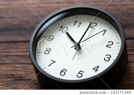 時鐘顯示10點鐘 時鐘顯示10點鐘 142171348