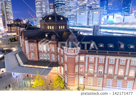 東京車站和丸之內地區展現出非常美麗的夜景。 東京車站和丸之內地區展現出非常美麗的夜景。 142171477