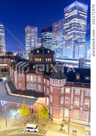 東京車站和丸之內地區展現出非常美麗的夜景。 東京車站和丸之內地區展現出非常美麗的夜景。 142171478