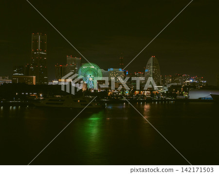 The beautiful night view of Yokohama Minato Mirai, where sparkling lights are reflected on the water's surface. 142171503