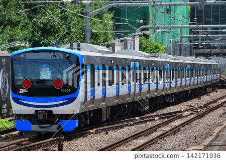 東京濱海地區快速交通 71-000 系列,Z15 編組,由貨運列車運輸。 東京濱海地區快速交通 71-000 系列,Z15 編組,由貨運列車運輸。 142171936