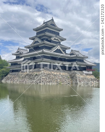 National Treasure Matsumoto Castle reflected on the surface of the water National Treasure Matsumoto Castle reflected on the surface of the water 142172320