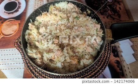 Homemade fried rice with minced chicken and green onions in a small pan Homemade fried rice with minced chicken and green onions in a small pan 142174006