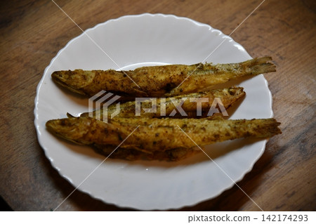 Crispy golden fried fish fillet with thick cut potato chips, served in a paper tray isolated on transparent Crispy golden fried fish fillet with thick cut potato chips, served in a paper tray isolated on transparent 142174293