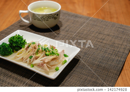 健康餐點的場景，包括醃製雞肉、洋蔥和湯。 142174928